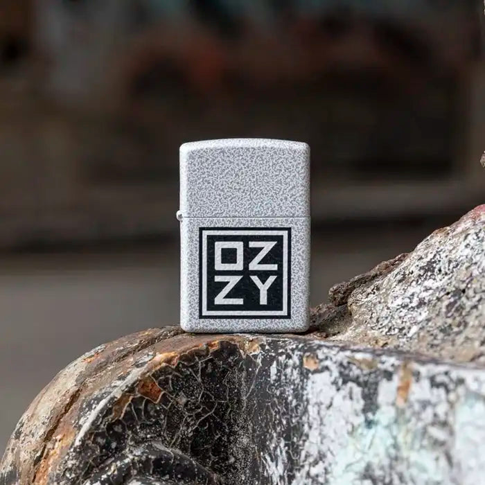 Zippo – Ozzy Osbourne „Ozzy Logo“ – Feuerzeug mit Glacier-Finish