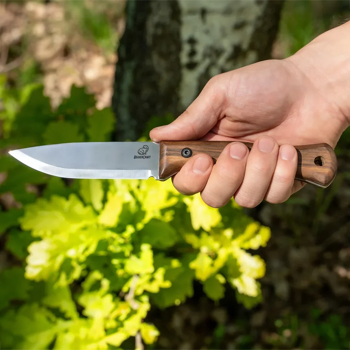 BeaverCraft Breeze Bushcraftkniv - i hånden