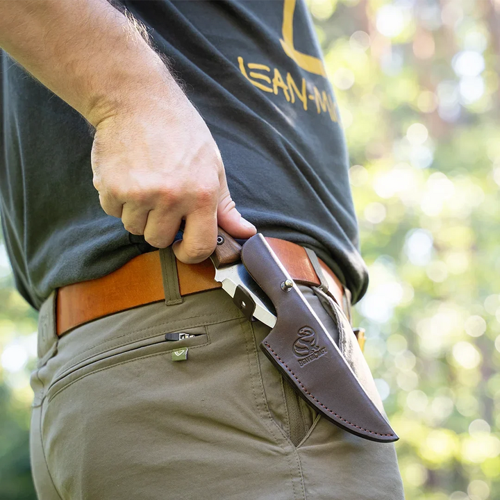BeaverCraft Wild Harvest Bushcraftkniv - i slire på beltet