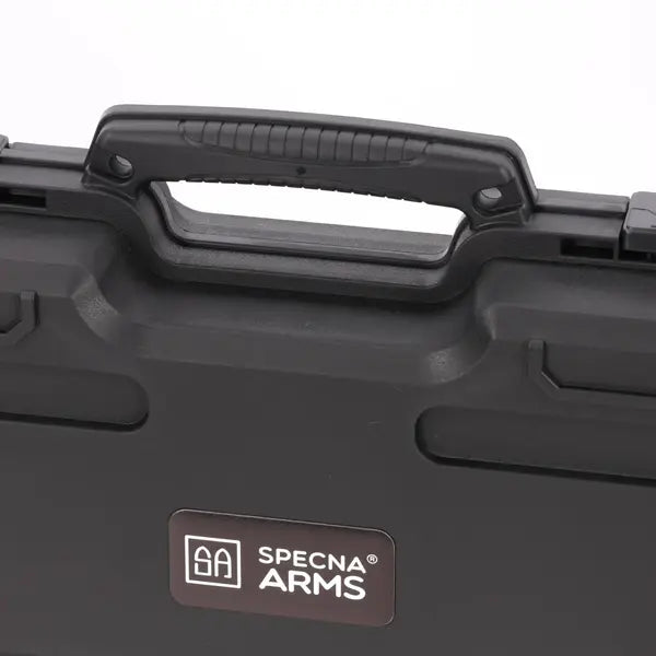 Specna Arms Smart Lett Våpenkoffert 85cm, nærbilde av bærehåndtak og logo